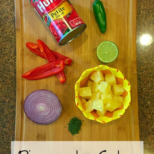 Easy pineapple salsa recipe that takes just 5 minutes to make and is so fresh and delicious!!!