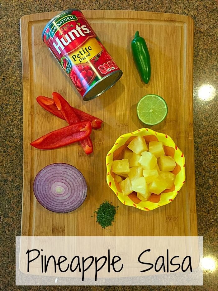 Easy pineapple salsa recipe that takes just 5 minutes to make and is so fresh and delicious!!!