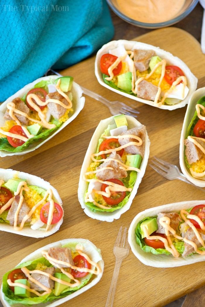 These mini turkey burger boats are the best appetizers! Packed with protein and fresh produce they are the perfect bite size for everyone, and healthy too. #appetizers #burger #groundbeef #boats #hamburger turkey burger boats