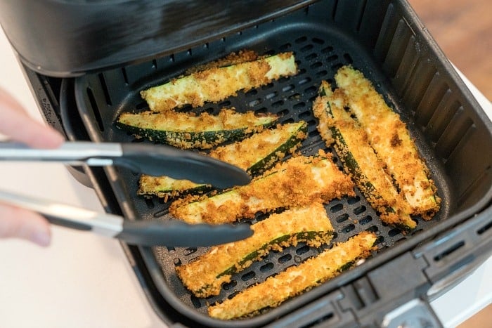 https://temeculablogs.com/wp-content/uploads/2019/07/air-fryer-zucchini-spears.jpg