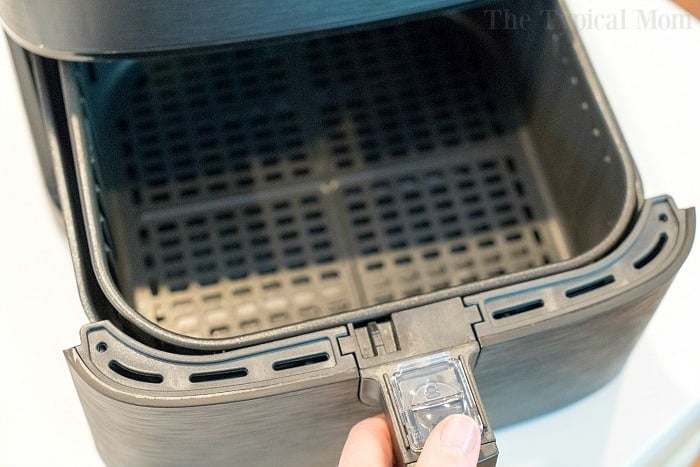 How to remove the Cosori Air fryer basket 