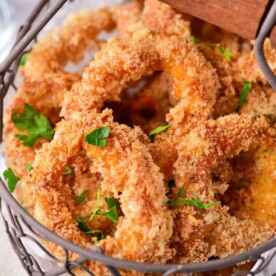 A basket of crispy golden calamari garnished with parsley, reminiscent of Olive Garden's signature appetizers.