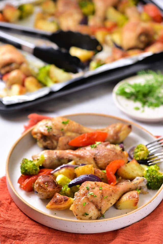 Fall off the Bone Chicken Drumsticks in Oven with Vegetables