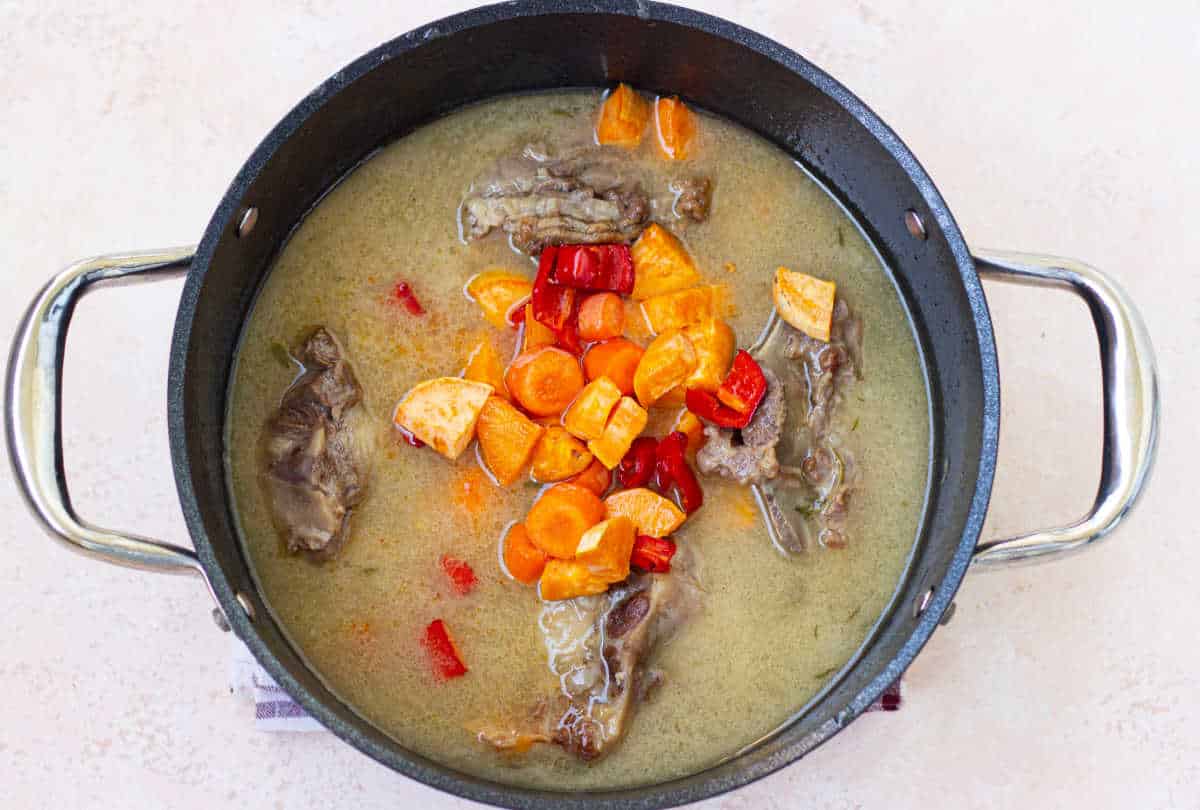 How to Cook Easy Oxtail Recipe and Vegetables in a Dutch Oven