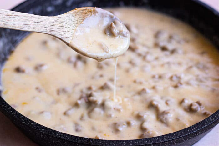 How to Make Gravy for Biscuits and Gravy