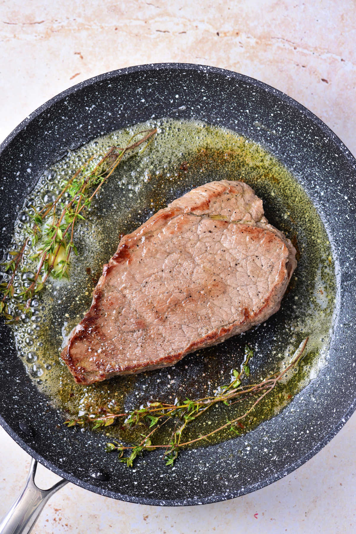 How to Cook Chuck Steak in a Pan on the Stove