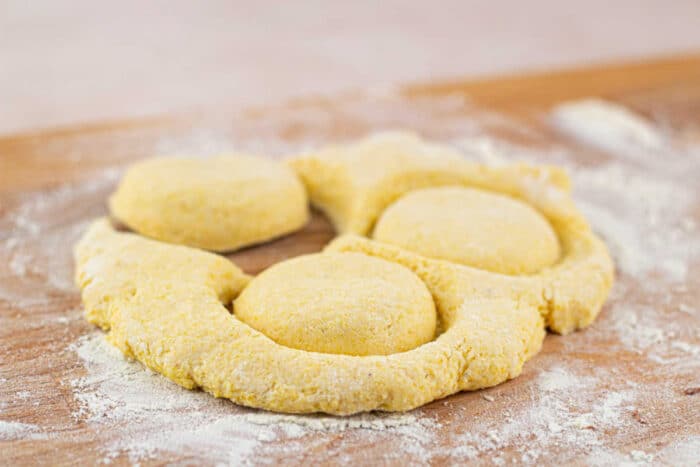 how to cut biscuit dough