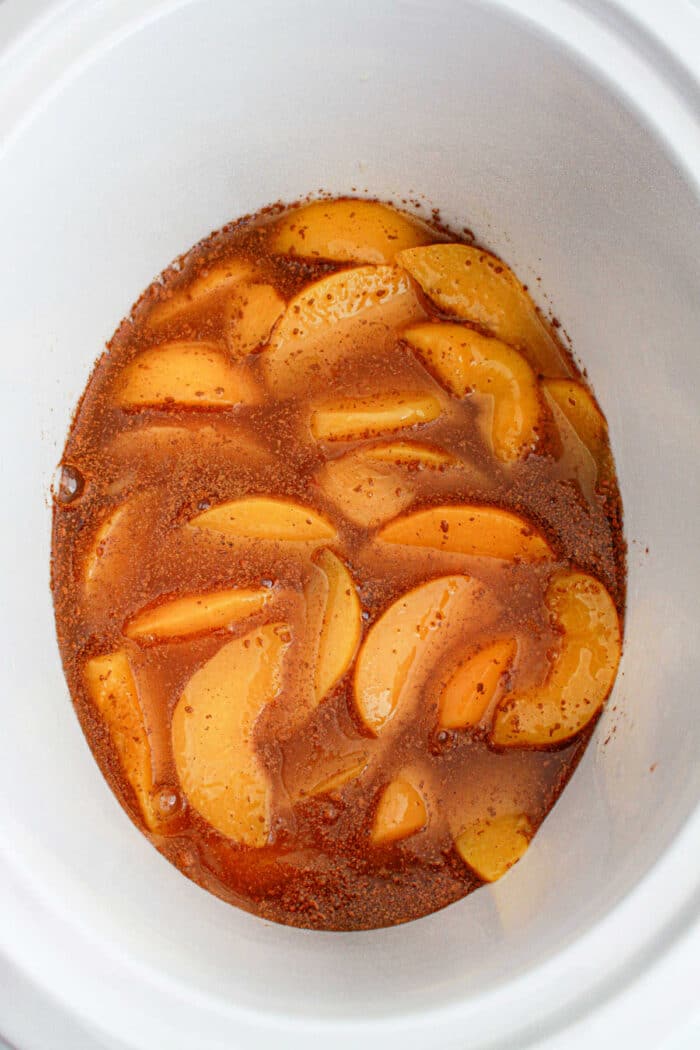 peach cobbler in a slow cooker